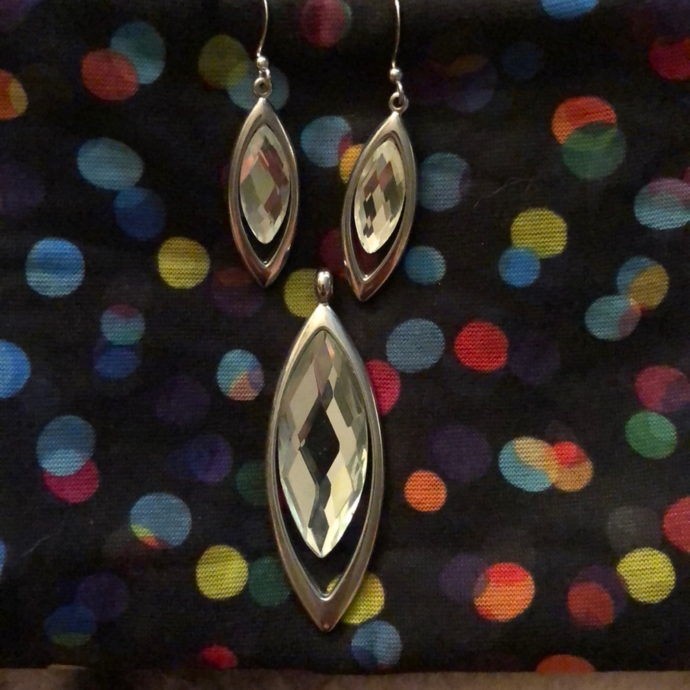 Pendant and earrings set
